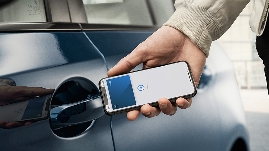 Digital Key Hombre abre el BMW con la Digital Key en su Smartphone