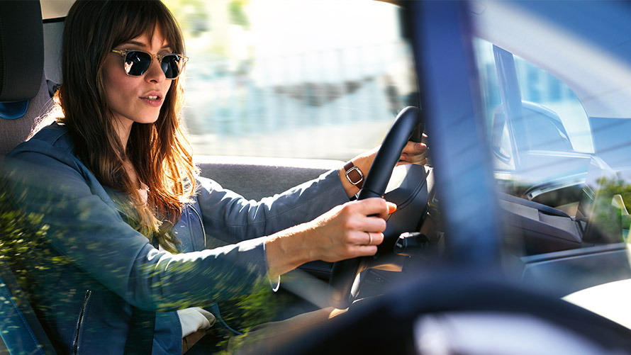 Integración de Amazon Alexa en el coche Una mujer usa Amazon Alexa en su BMW