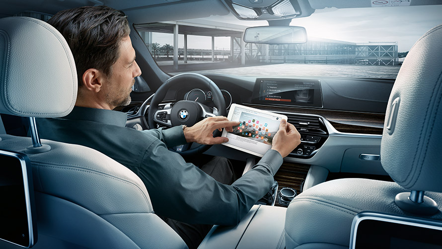 Punto de Acceso WiFi Un hombre utiliza el Punto de Acceso WiFi del BMW