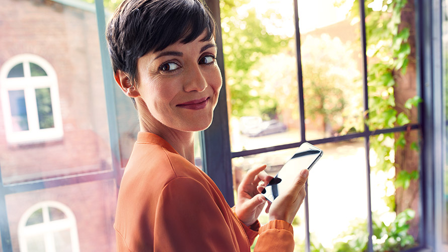 Navegación conectada Una mujer utiliza la Navegación conectada en el smartphone