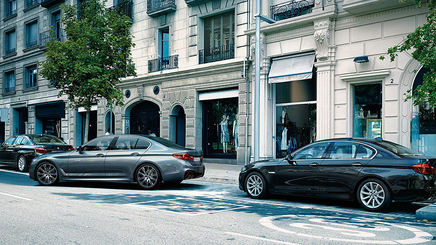 ParkNow Un BMW estaciona en una plaza de aparcamiento con ayuda de ParkNow.