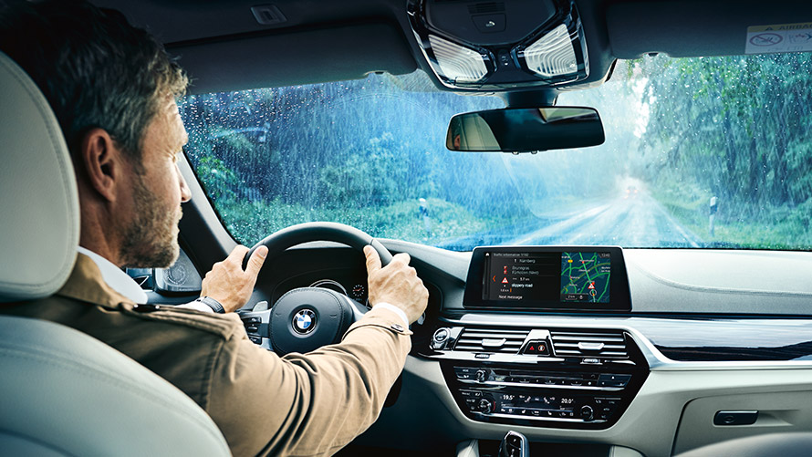Información del Tráfico en Tiempo Real (RTTI) Un hombre utiliza el sistema de Información del Tráfico en Tiempo Real (RTTI) que se muestra en la pantalla del BMW