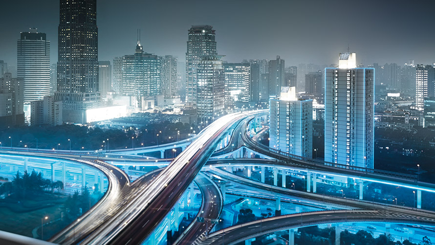 Actualización de mapas Actualización de mapas: carretera urbana y una gran ciudad por la noche