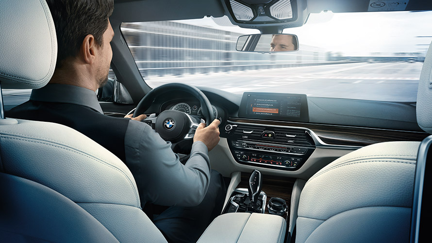Microsoft Office 365 Un hombre utiliza Microsoft Office 365 en la pantalla del BMW