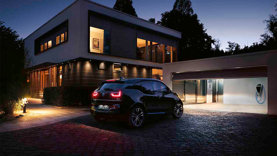 Control my Home Control my Home: BMW i3 delante de una casa iluminada por la noche