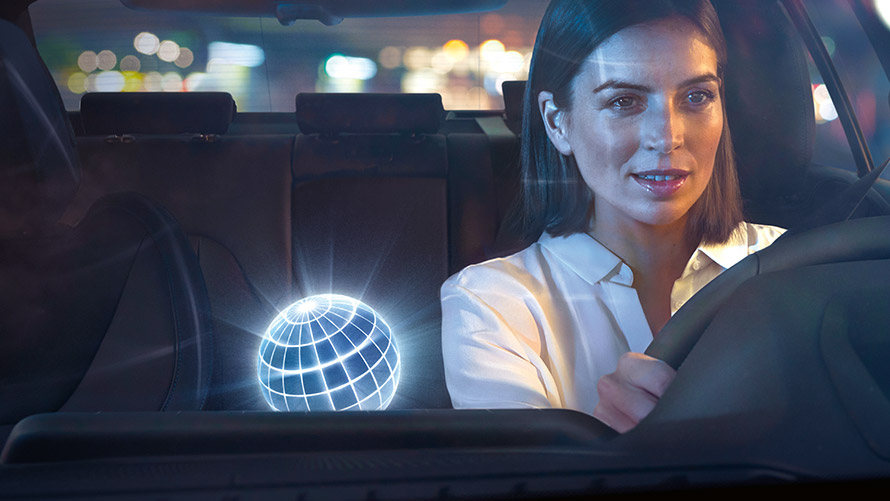 BMW Intelligent Personal Assistant Una mujer conduce un BMW por la noche