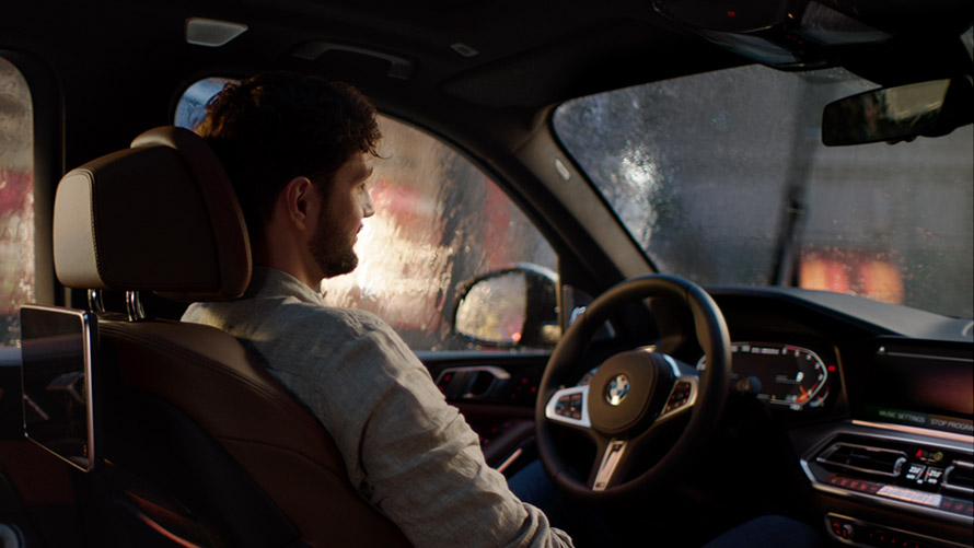 BMW Caring Car Un hombre conduce un BMW y utiliza el control por voz de Caring Car