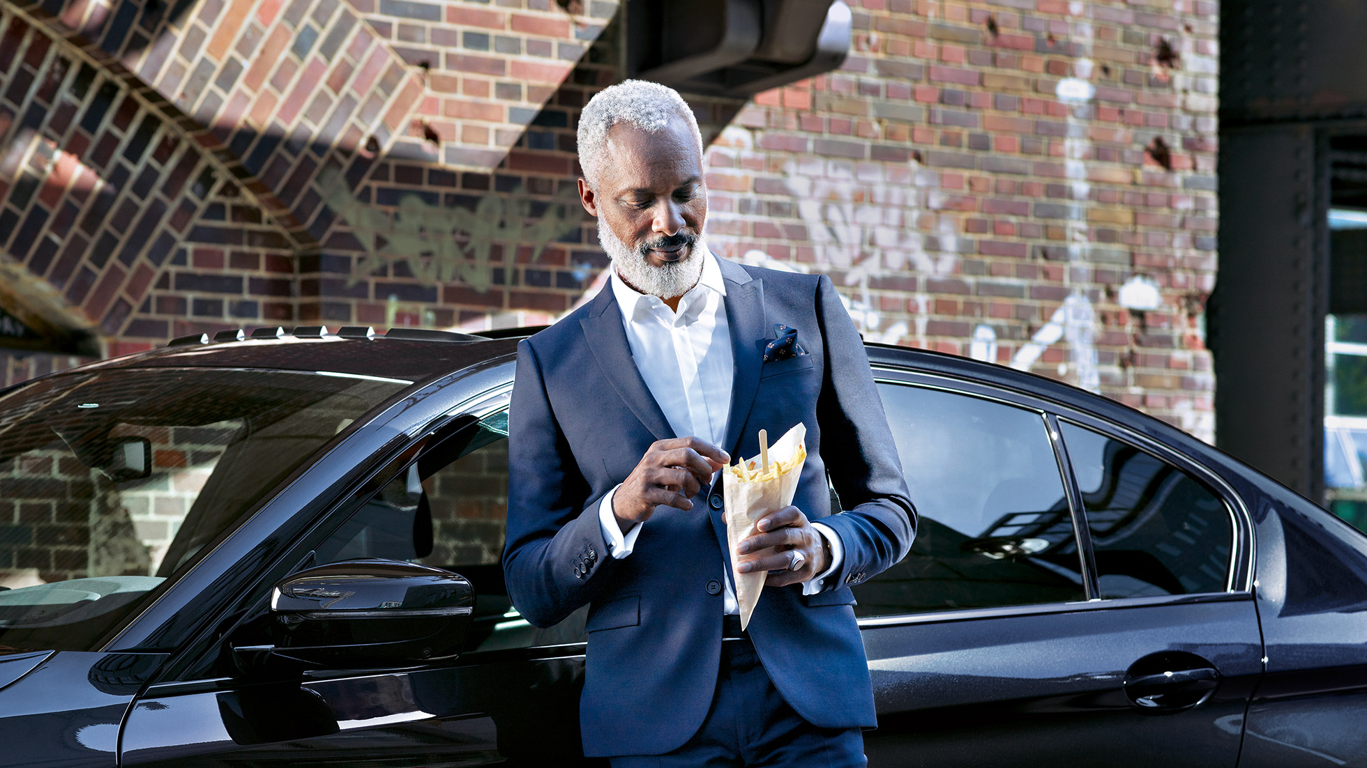 BMW Corporate Aftersales, BMW Service BMW Service: hombre parado delante de un BMW