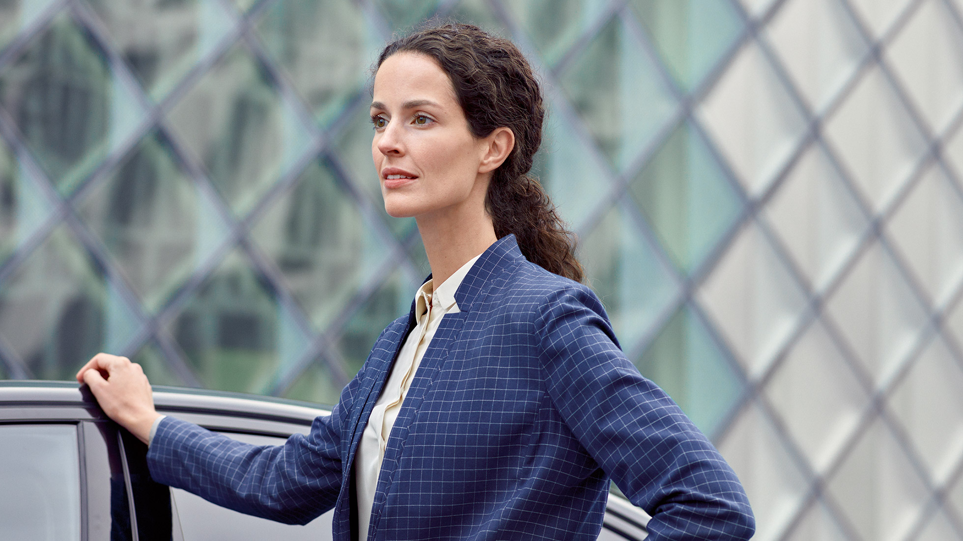 BMW Corporate Aftersales, BMW ConnectedDrive BMW ConnectedDrive: una mujer está parada delante de un BMW