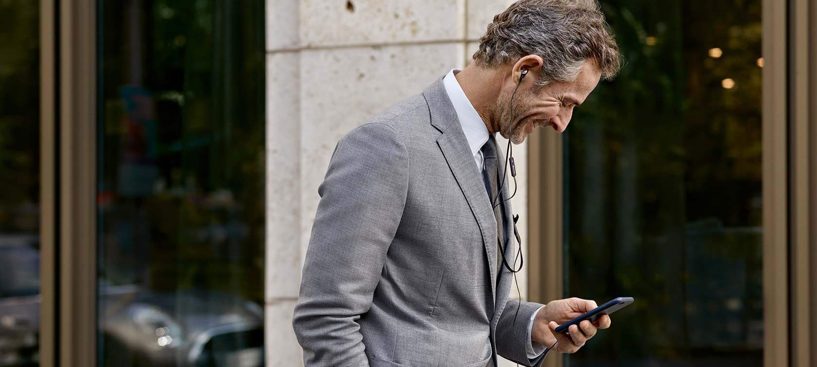 BMW, control de costes BMW, control de costes: un hombre mira su smartphone
