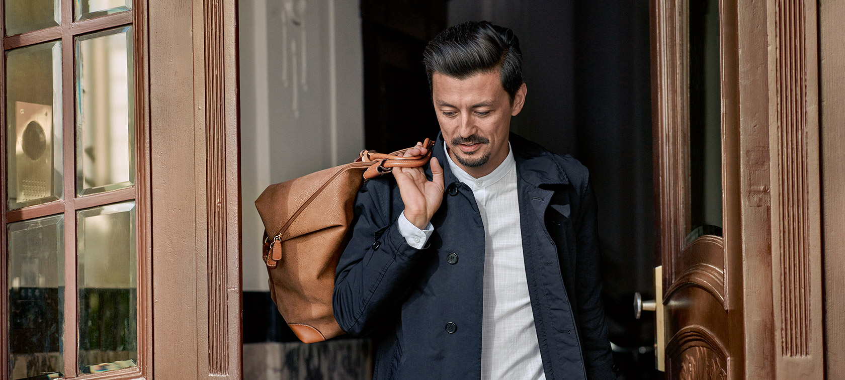 BMW Service Excellence BMW Service: un hombre con una bolsa al hombro se pone delante de la puerta