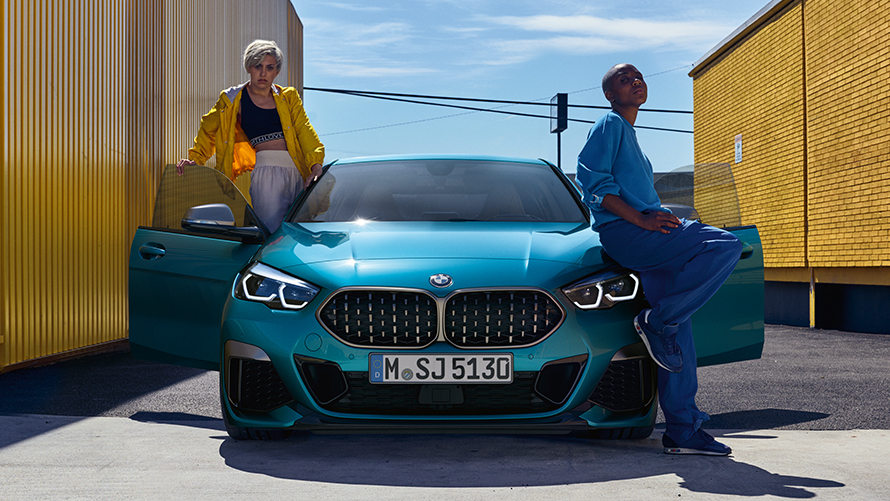 Vista del frontal BMW con hombre y mujer BMW Financial Services Financiación específica BMW Vista del frontal con hombre y mujer