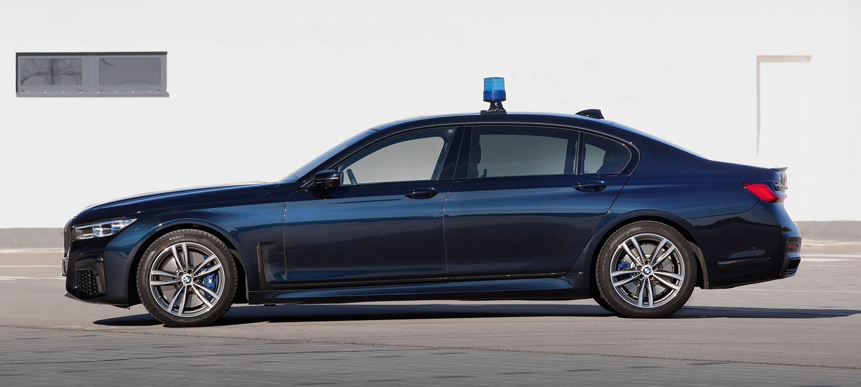 BMW SERIE 7 G12 LCI vehículo oficial no identificado BMW SERIE 7 G12 LCI vista lateral de vehículo oficial no identificado, aparcamiento, baliza giratoria montada