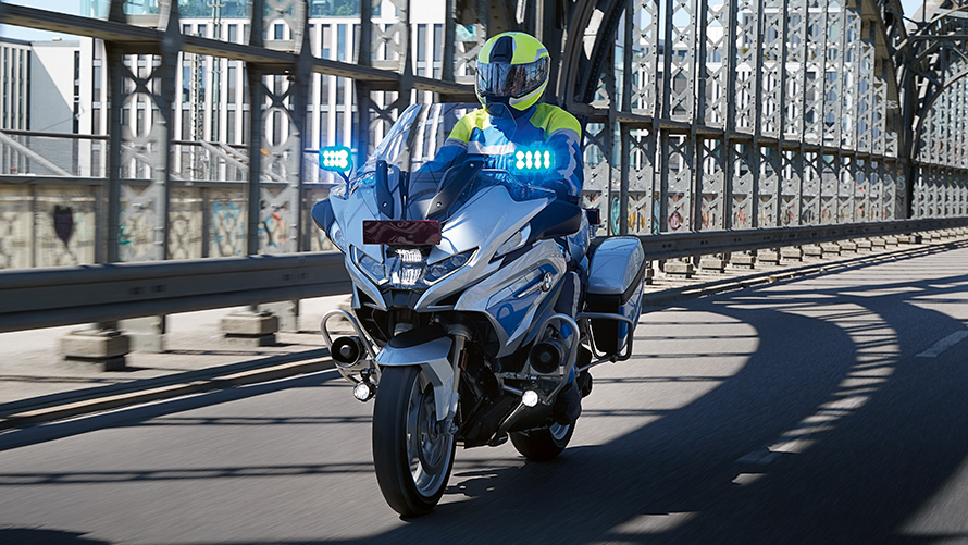 BMW R 1250 RT motocicleta de policía BMW R 1250 RT motocicleta de policía, vista del frontal, conducción por puente