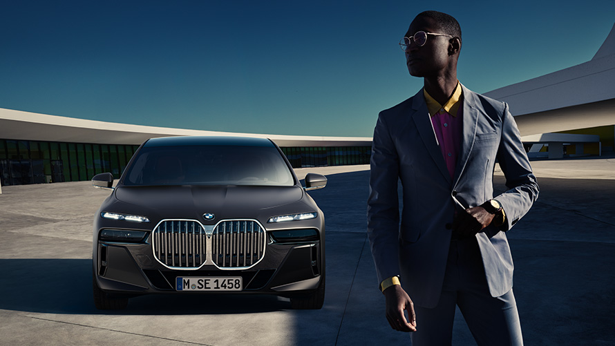 Ventas a diplomáticos BMW Ventajas para diplomáticos Servicio de preventa Ventas a diplomáticos BMW Ventajas para diplomáticos Servicio de preventa Hombre delante de un vehículo diplomático BMW