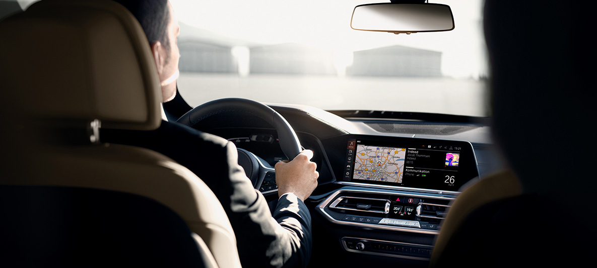 Vehículos de protección especial BMW, formación para conductores, interior Vehículos de protección especial BMW, formación para conductores, interior, un hombre conduce un BMW