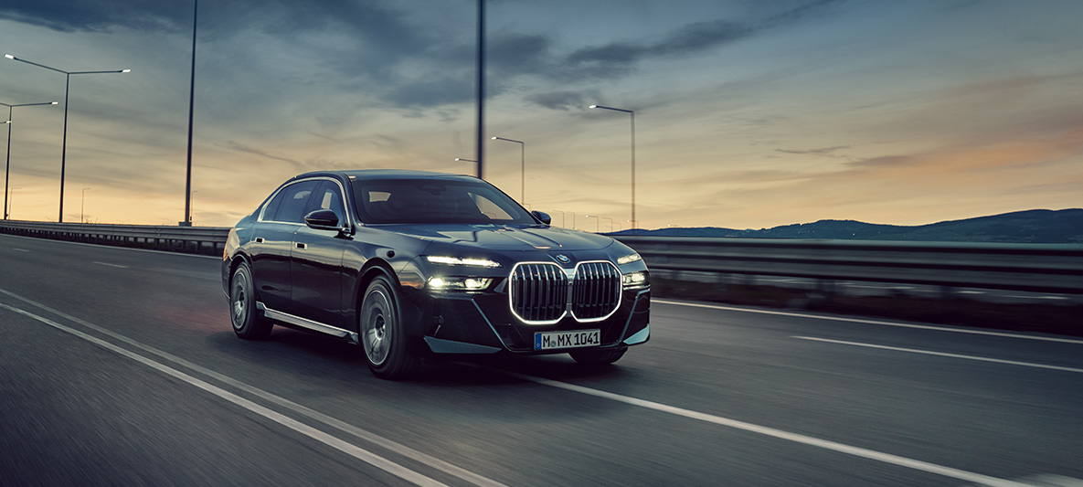 Vehículos de protección especial BMW, formación para conductores Vehículos de protección especial BMW, formación para conductores, vista de tres cuartos del frontal, BMW circulando por la calle