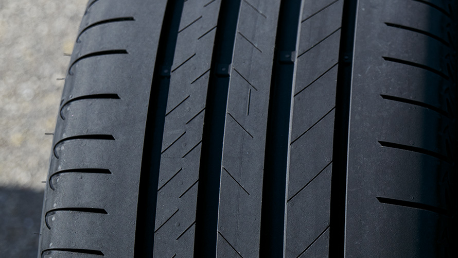 Neumáticos BMW, primer plano del perfil del neumático Neumáticos BMW, primer plano del perfil del neumático