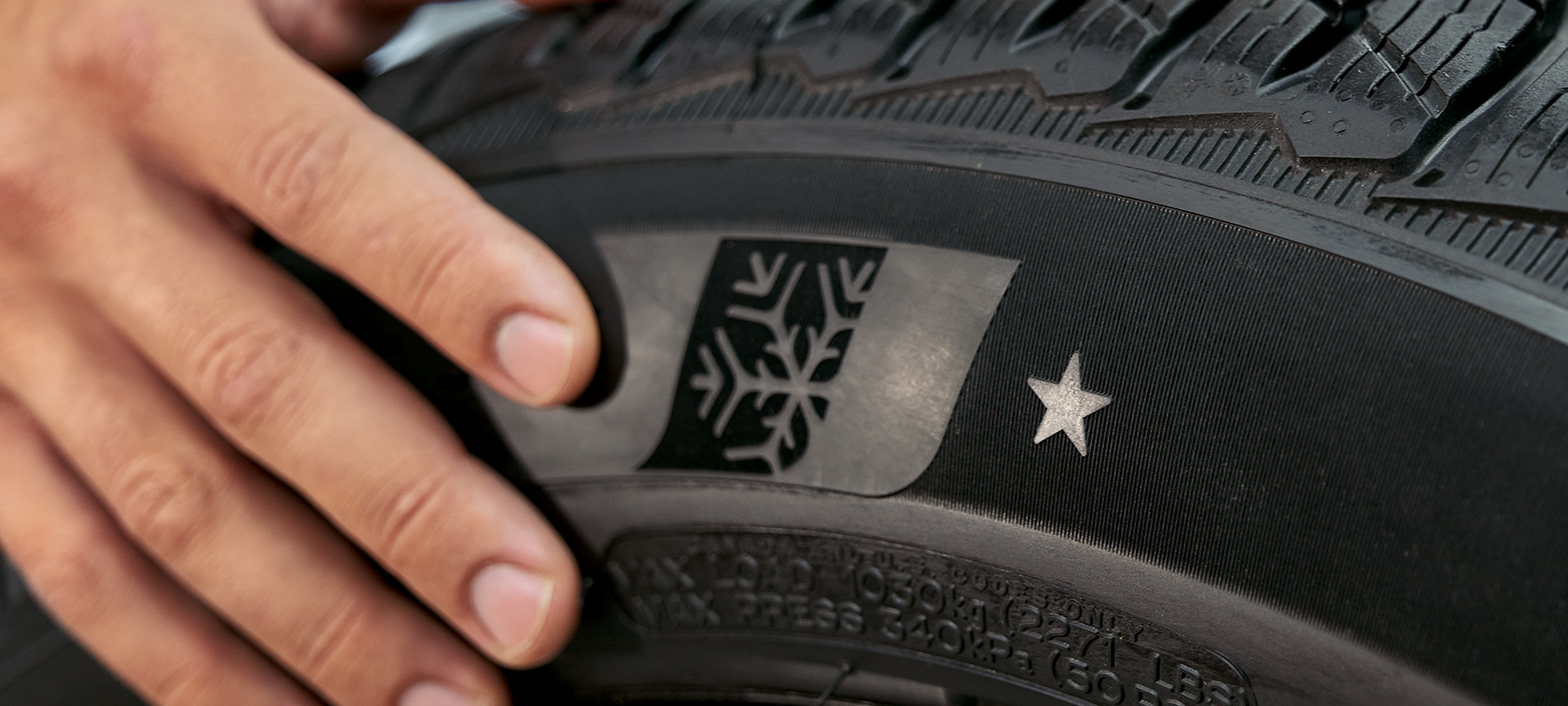 Rueda completa de invierno BMW con la marca de estrella Primer plano de una rueda completa de invierno BMW con la marca de estrella