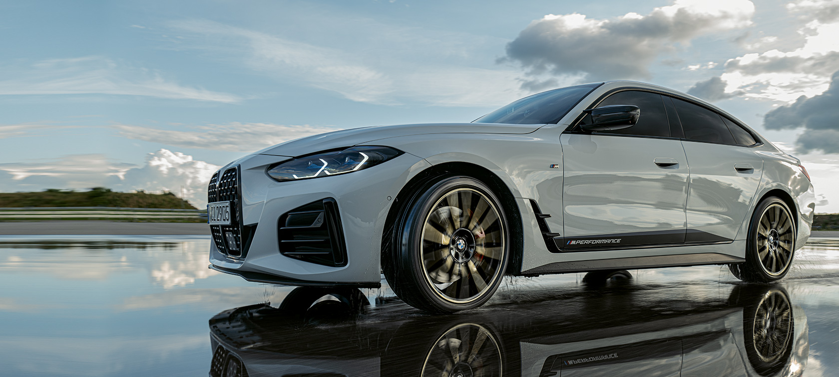 BMW Serie 4 Gran Coupé (G26) con Accesorios M Performance circulando por una carretera mojada BMW Serie 4 Gran Coupé (G26) con Accesorios M Performance circulando por una carretera mojada