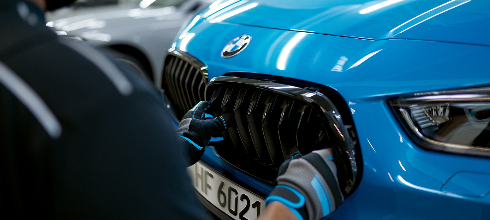 Reparaciones de BMW en caso de accidente Reparaciones y mantenimiento de BMW Reparaciones y mantenimiento de BMW Reparaciones de BMW en caso de accidente Primer plano de la sustitución de una parrilla BMW