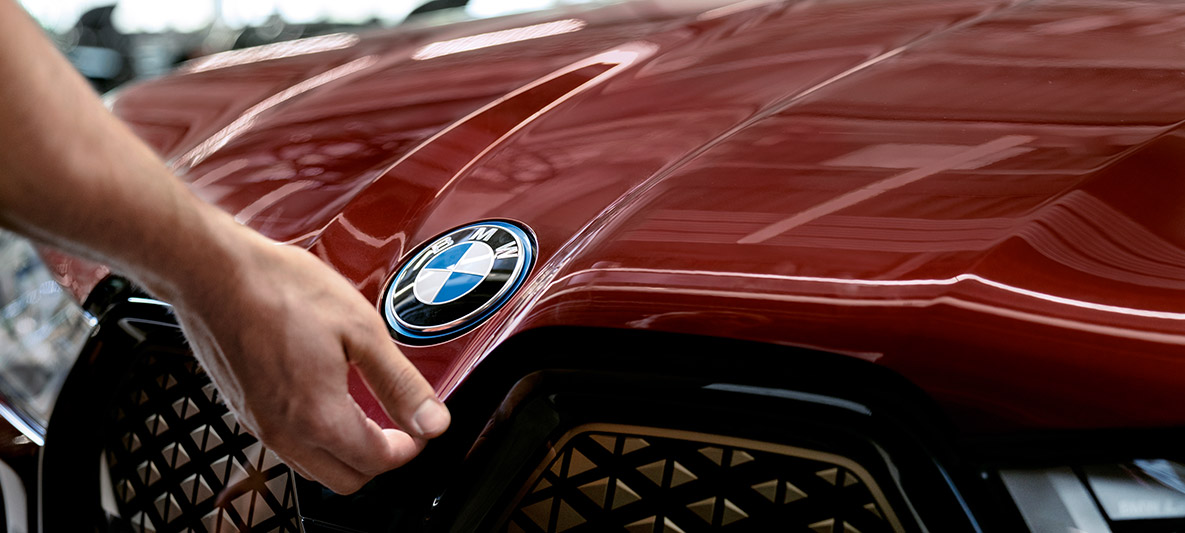 BMW Teleservices, mujer en BMW BMW Teleservices, mujer ante puesto de conducción BMW