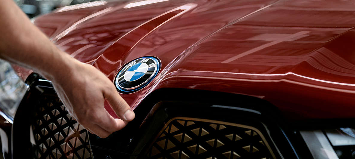 Revisiones y mantenimiento del vehículo BMW Revisiones y mantenimiento del vehículo BMW, mano en el capó de un BMW