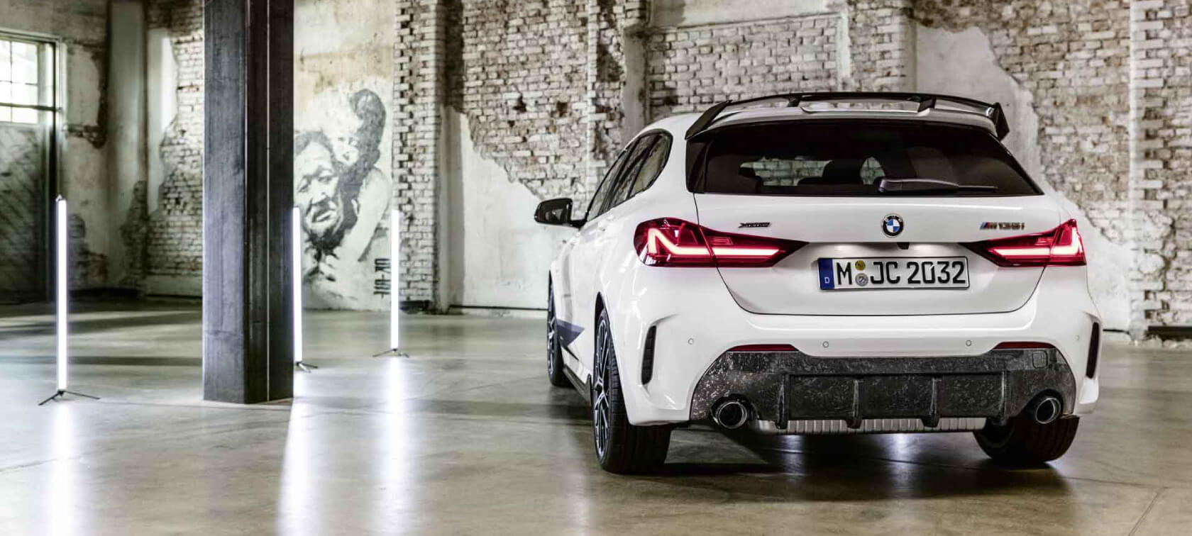 BMW Serie 1 M135i Performance Edition Vista de tres cuartos de la zaga BMW Serie 1 M135i Performance Edition Vista de tres cuartos de la zaga, en marcha