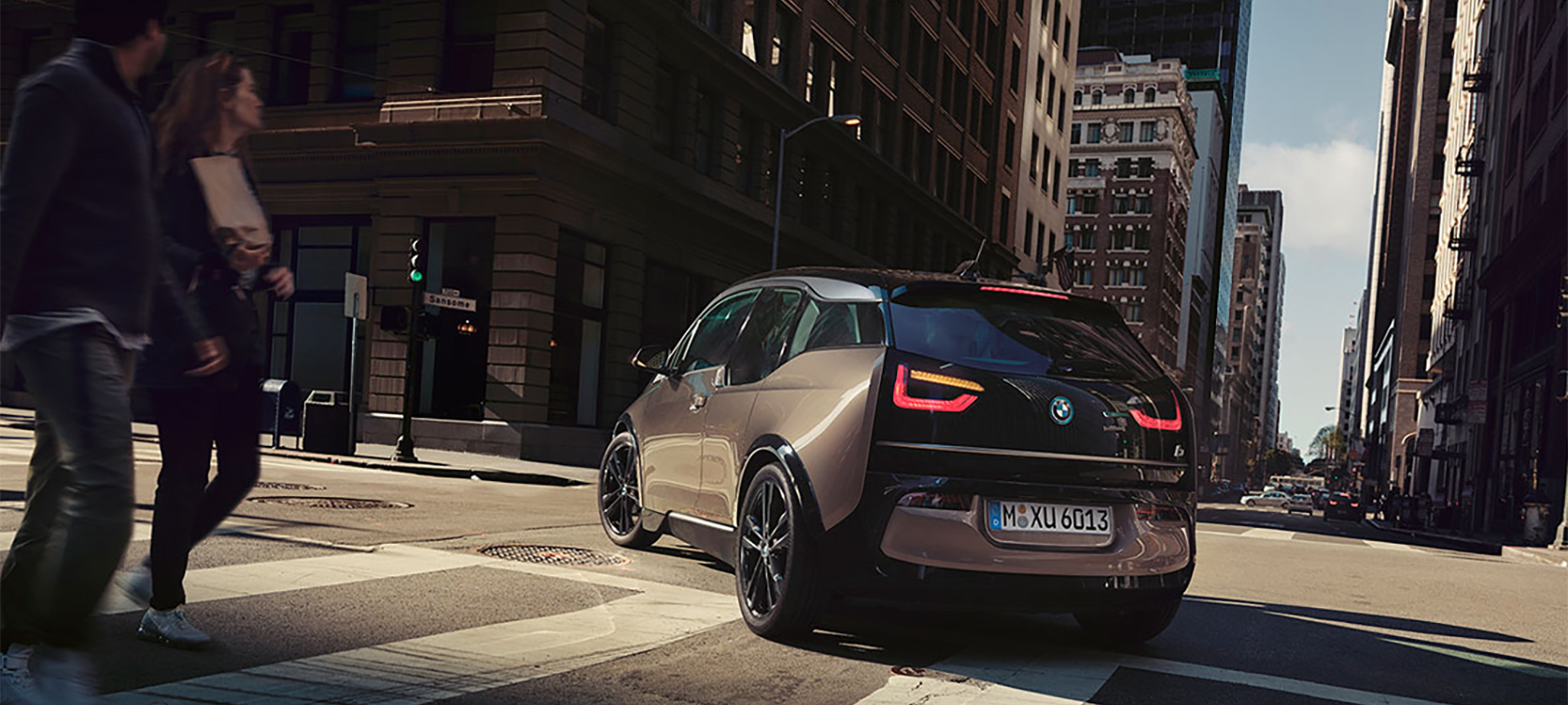 Cómo conducir un coche eléctrico. BMW i3 vista trasera Cómo conducir un coche eléctrico. BMW i3 vista trasera
