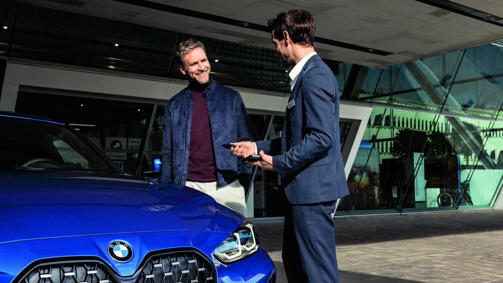 Niños delante de un BMW Vista aérea BMW Financial Services Ampliación de garantía BMW Niños delante de un BMW Vista aérea