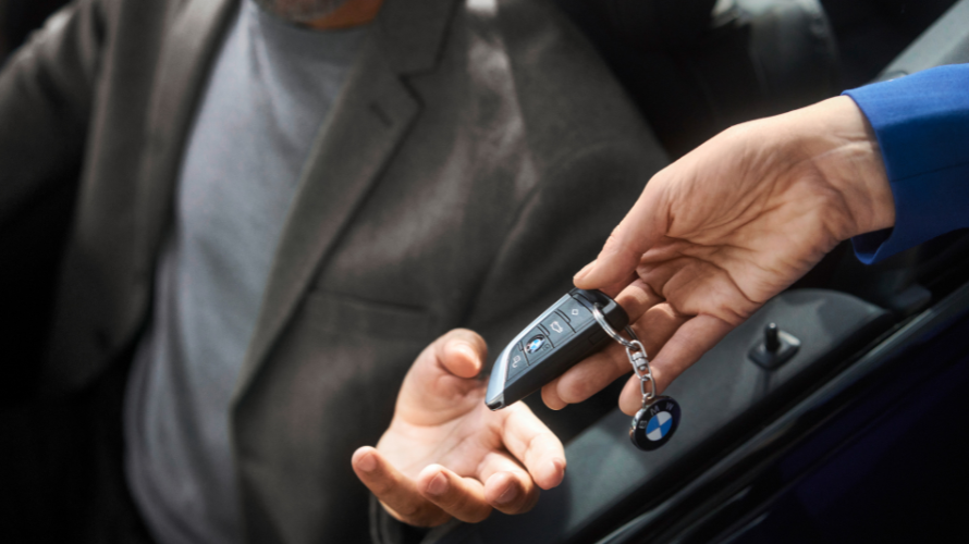 Un hombre y una mujer se ríen delante de un BMW BMW Financial Services Leasing BMW Un hombre y una mujer se ríen delante de un BMW