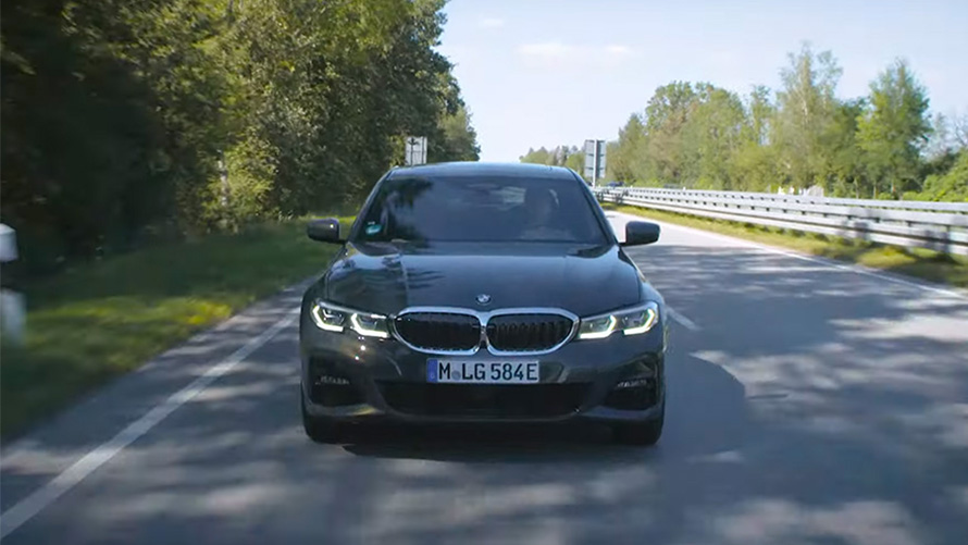 BMW Híbrido Enchufable, en marcha por la carretera BMW Híbrido Enchufable, en marcha por una carretera, vista del frontal