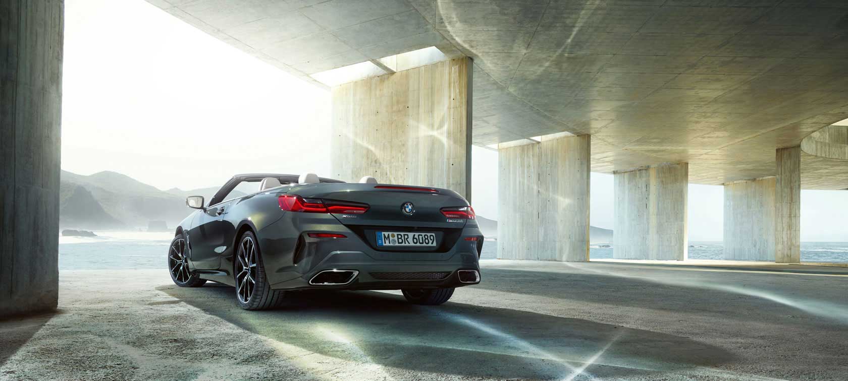 Presentación del BMW Serie 8 Cabrio. Vista trasera lateral del BMW Serie 8 Cabrio. Diseño y acabados del descapotable de alta gama.