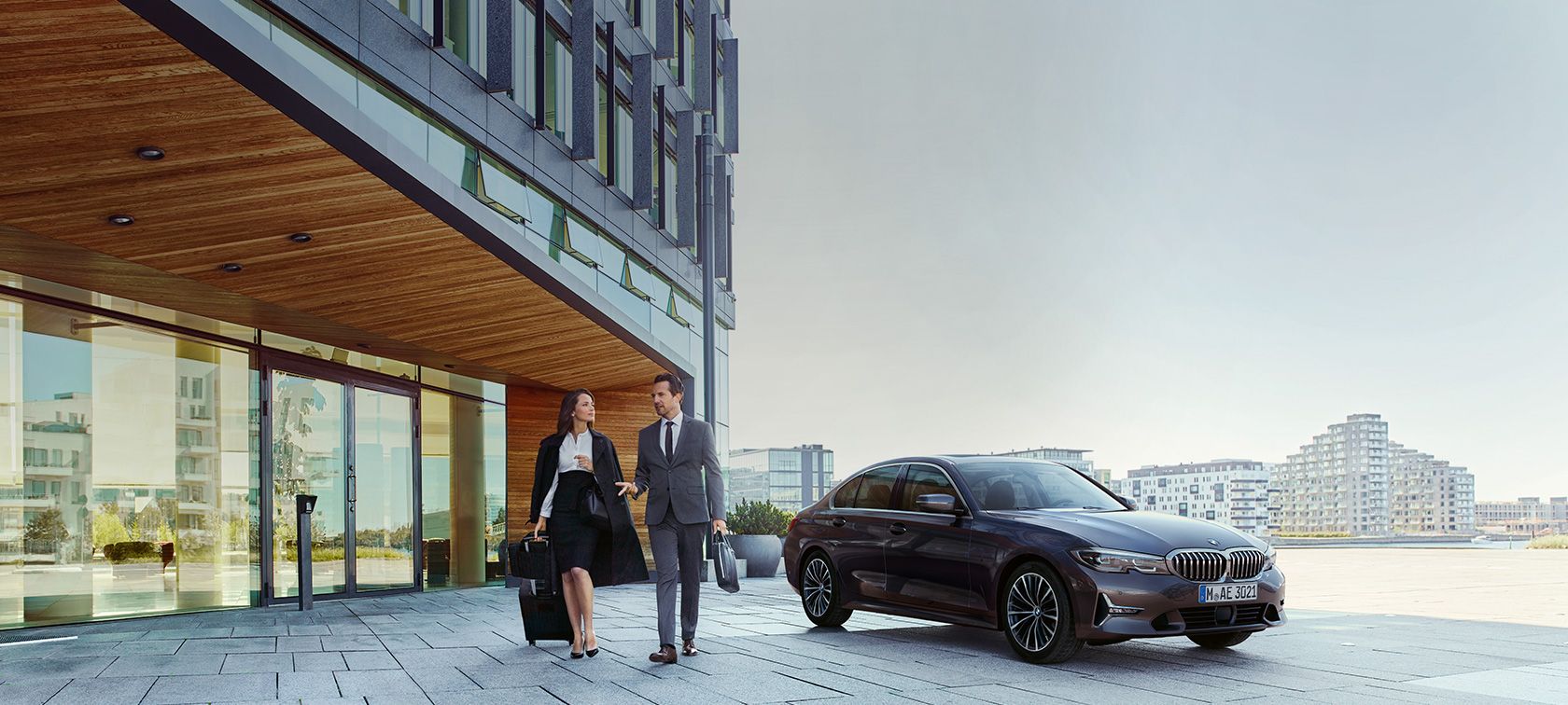 Ventas a empresas BMW para empresas y clientes corporativos Ventas a empresas BMW para empresas y clientes corporativos Un hombre y una mujer delante de un BMW