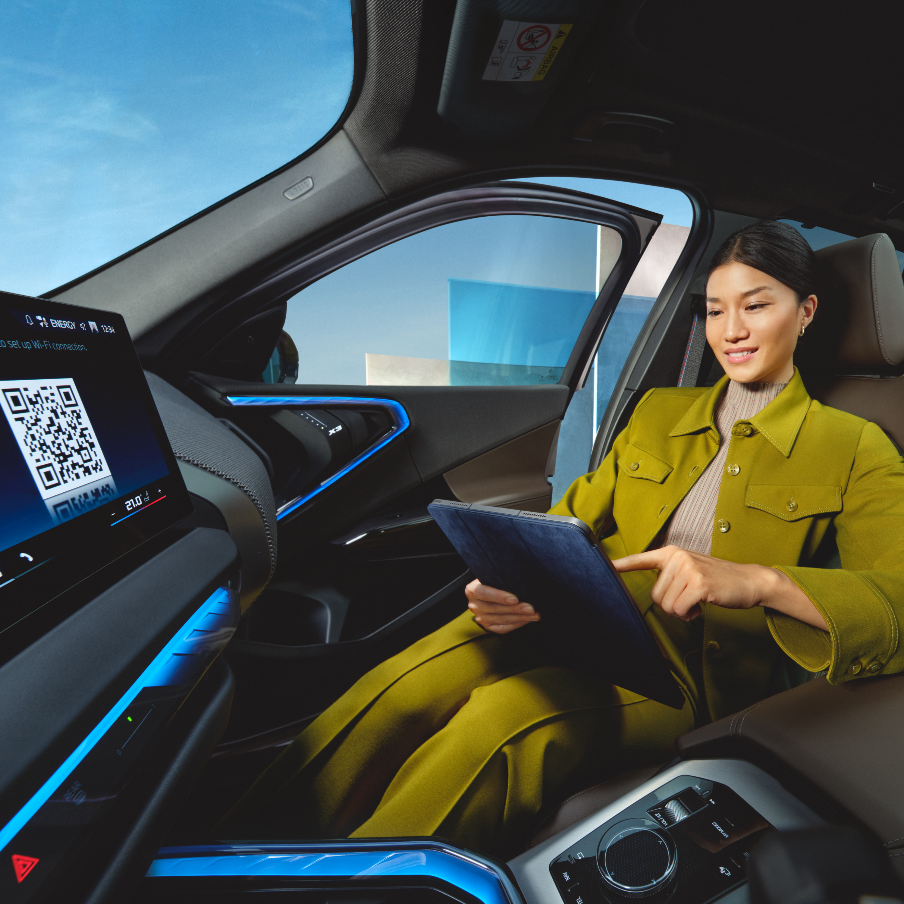 Persona utilizando una tableta en un BMW