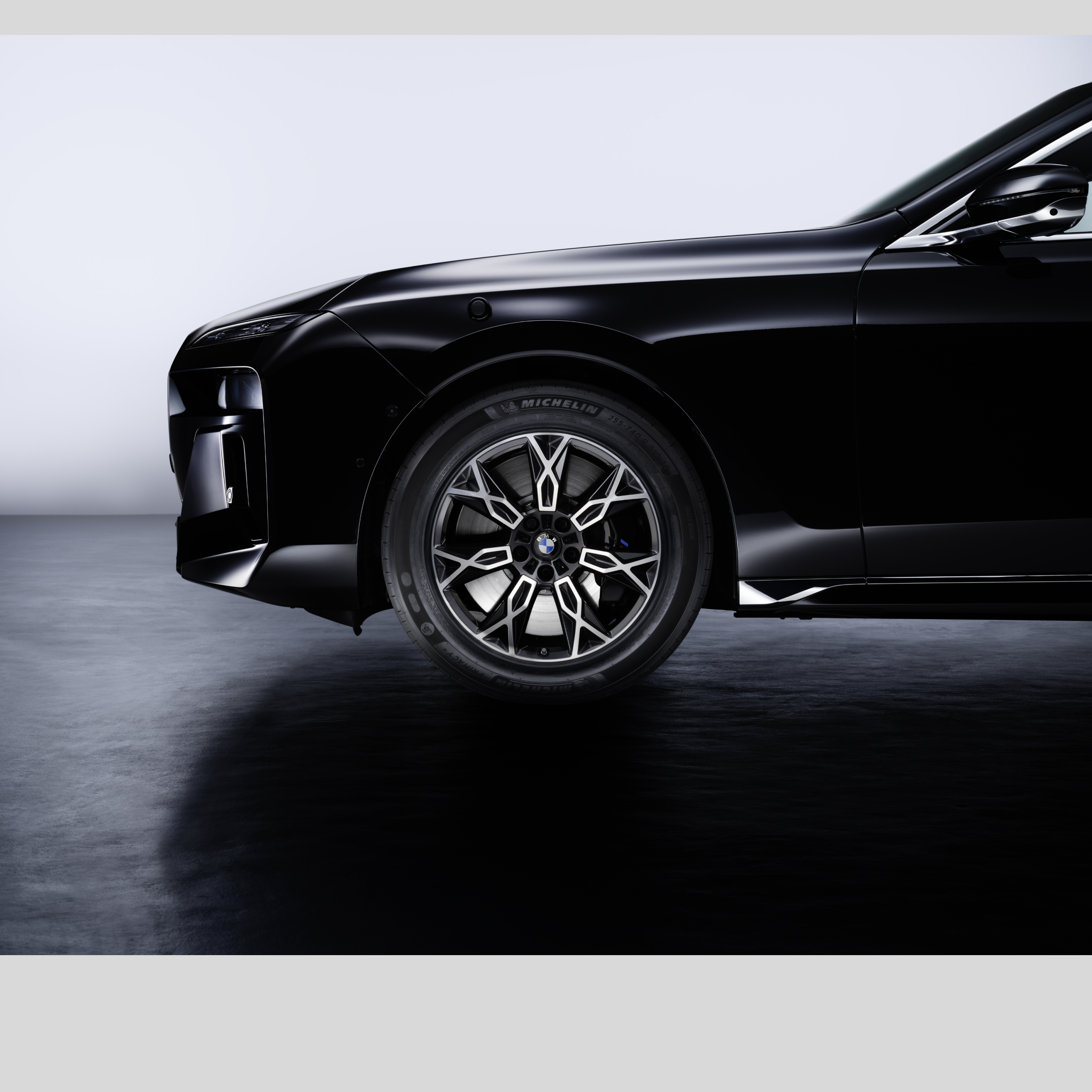 Rueda delantera de un BMW con los neumáticos en detalle