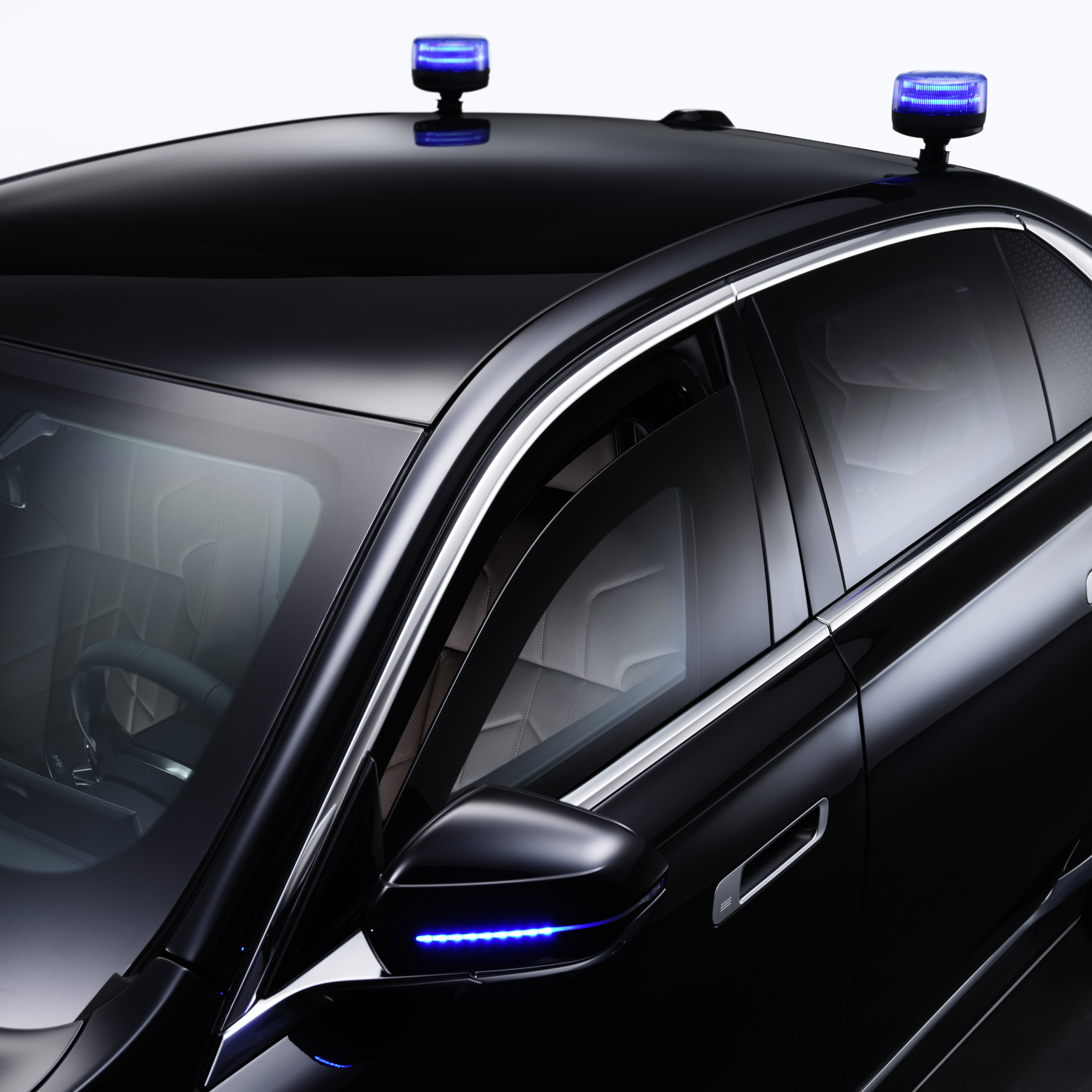Vista detallada de un BMW con faros de señalización en el techo