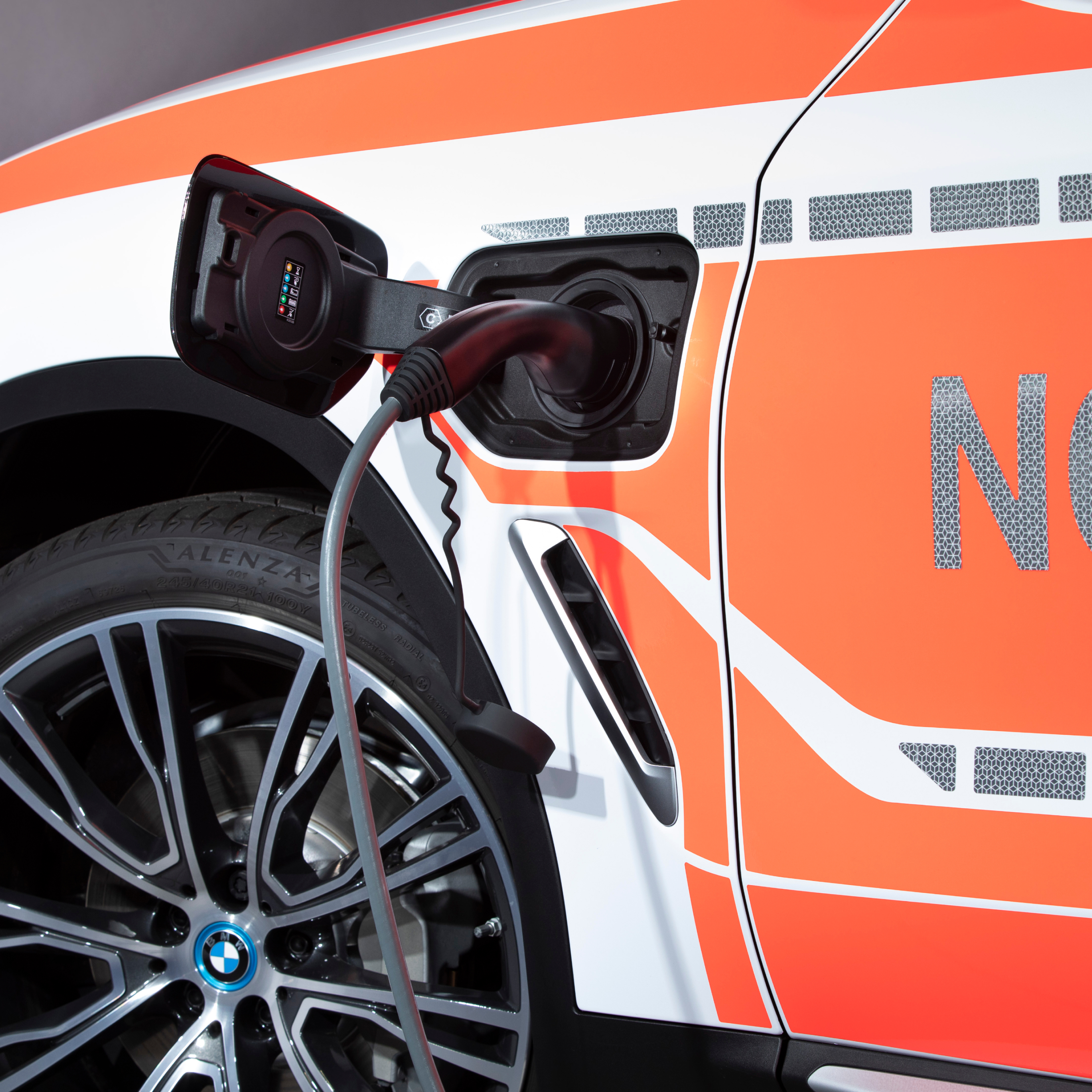 Detalle del cable de carga de un vehículo de emergencia híbrido enchufable de BMW