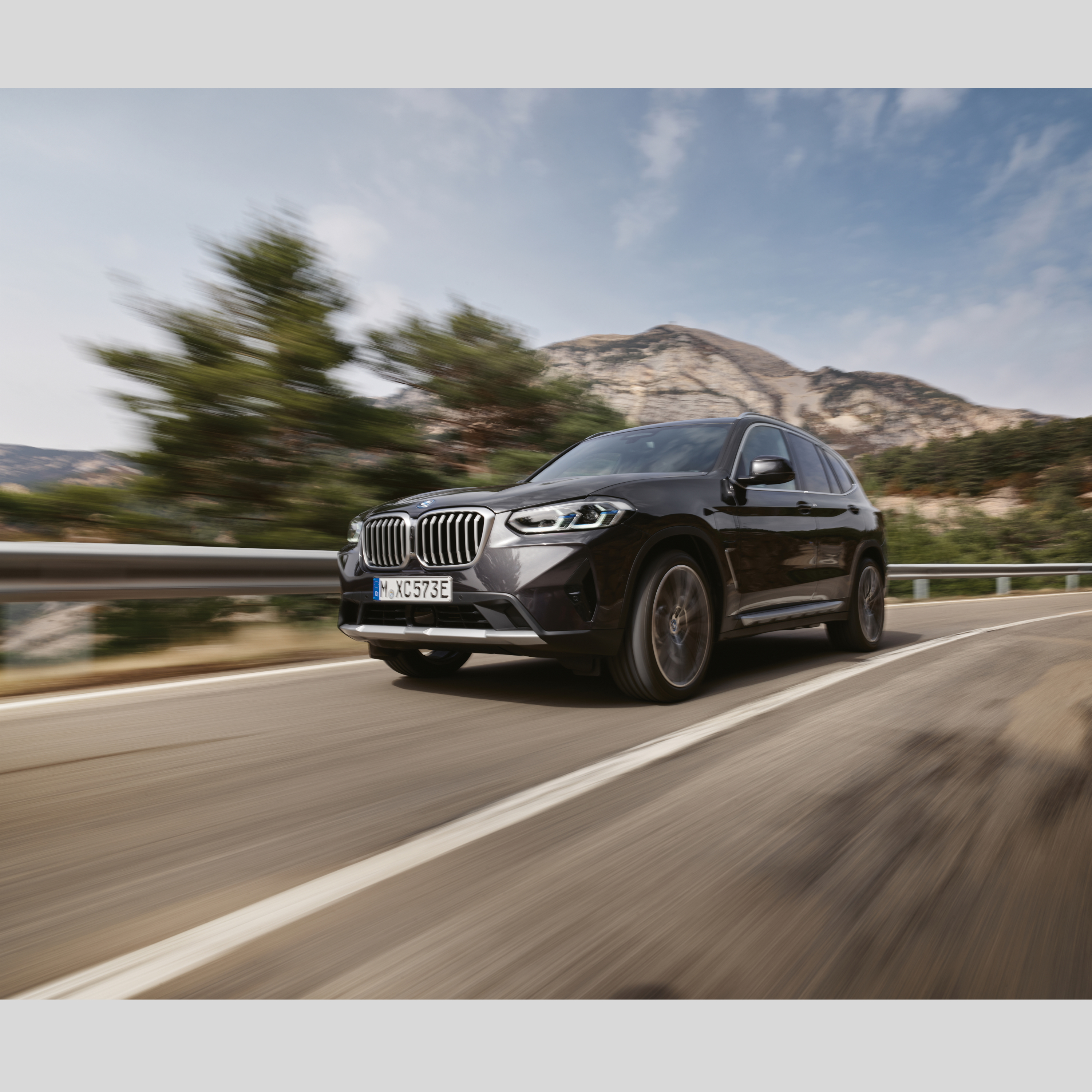 Vehículo de emergencia BMW circulando por una carretera