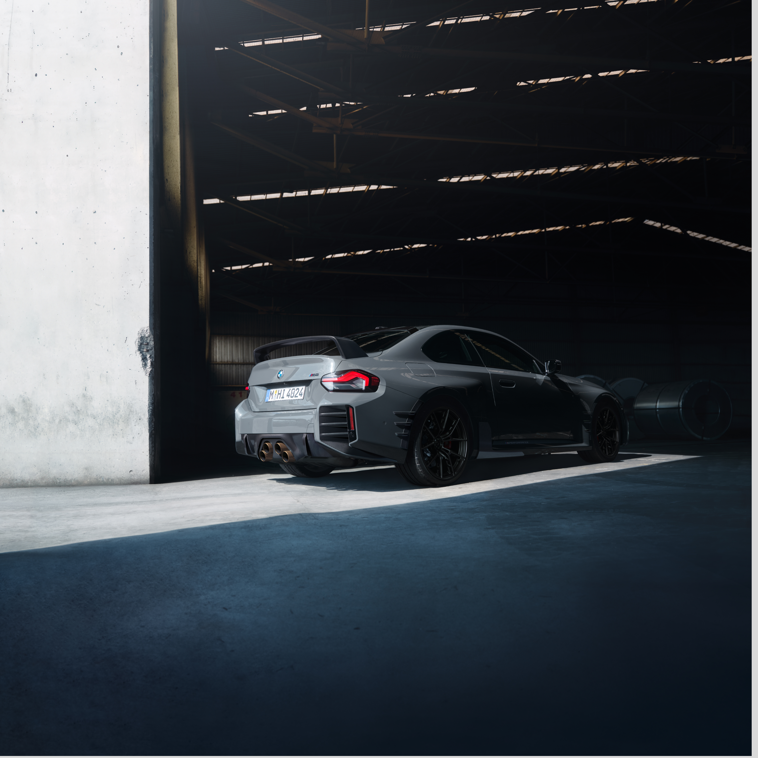 BMW ante la puerta de una gran nave