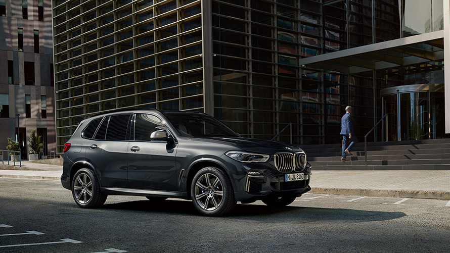 Vehículos blindados BMW BMW Vehículos blindados BMW circulando por la calle de una ciudad
