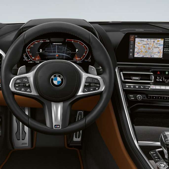 BMW M850i xDrive, Mineralweiss metalizado, puesto de conducción con volante M de cuero. BMW M850i xDrive, Mineralweiss metalizado, puesto de conducción con volante M de cuero.