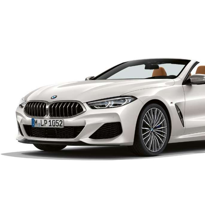 BMW M850i xDrive, Mineralweiss metalizado, vista de tres cuartos del frontal. BMW M850i xDrive, Mineralweiss metalizado, vista de tres cuartos del frontal.