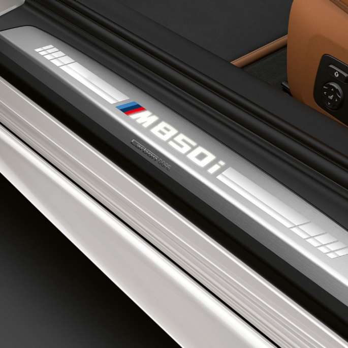 BMW M850i xDrive, Mineralweiss metalizado, moldura de entrada. BMW M850i xDrive, Mineralweiss metalizado, moldura de entrada.