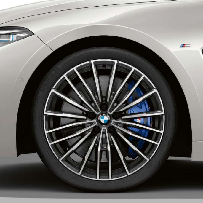 BMW M850i xDrive, Mineralweiss metalizado, llantas de aleación ligera de 20 pulgadas con radios múltiples estilo 729 M. BMW M850i xDrive, Mineralweiss metalizado, llantas de aleación ligera de 20 pulgadas con radios múltiples estilo 729 M.