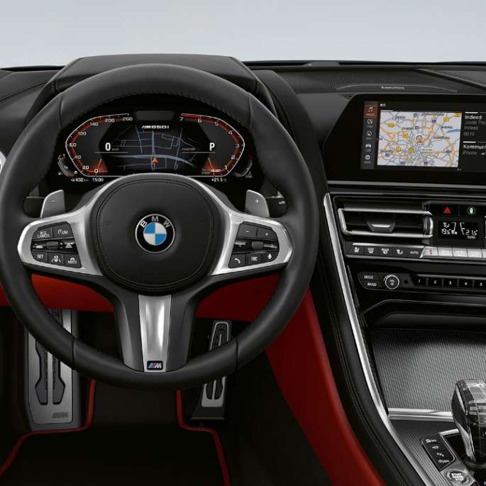 BMW M850i xDrive, Carbonschwarz metalizado, puesto de conducción con volante M de cuero. BMW M850i xDrive, Carbonschwarz metalizado, puesto de conducción con volante M de cuero.
