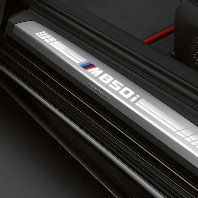 BMW M850i xDrive Carbonschwarz metalizado, moldura de entrada. BMW M850i xDrive Carbonschwarz metalizado, moldura de entrada.